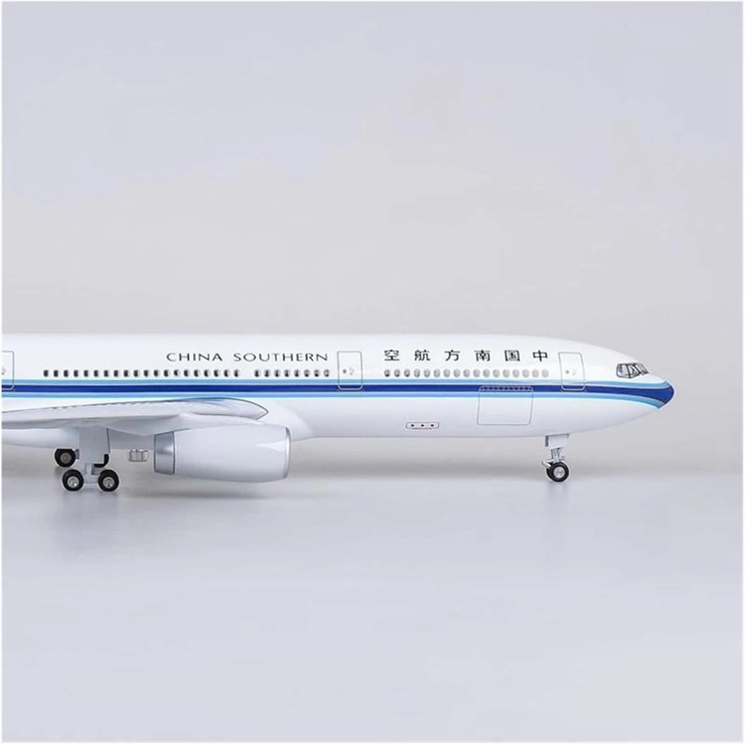 1 135 スケール A330 飛行機モデル ホイール南部モデル航空機樹脂ダイ キャスト飛行機デスク アクセサリー(No loght)