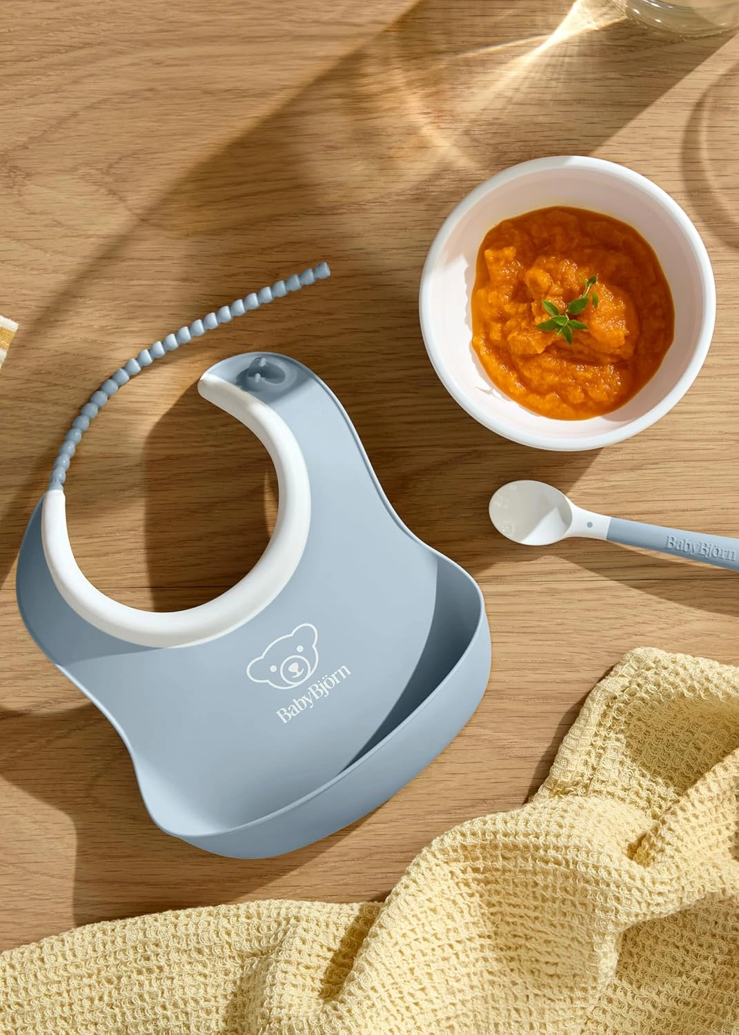 BabyBjörn Baby Feeding Set, 3 pcs, Powder Blue Includes Baby Plate, Baby Spoon, Dishwasher Safe Toddler Feeding Set for self-Feeding or Baby-led weaning