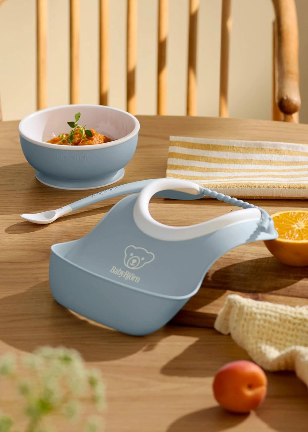 BabyBjörn Baby Feeding Set, 3 pcs, Powder Blue Includes Baby Plate, Baby Spoon, Dishwasher Safe Toddler Feeding Set for self-Feeding or Baby-led weaning
