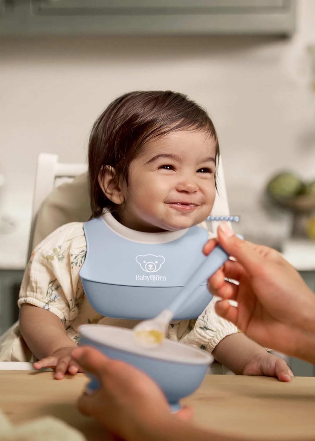 BabyBjörn Baby Feeding Set, 3 pcs, Powder Blue Includes Baby Plate, Baby Spoon, Dishwasher Safe Toddler Feeding Set for self-Feeding or Baby-led weaning