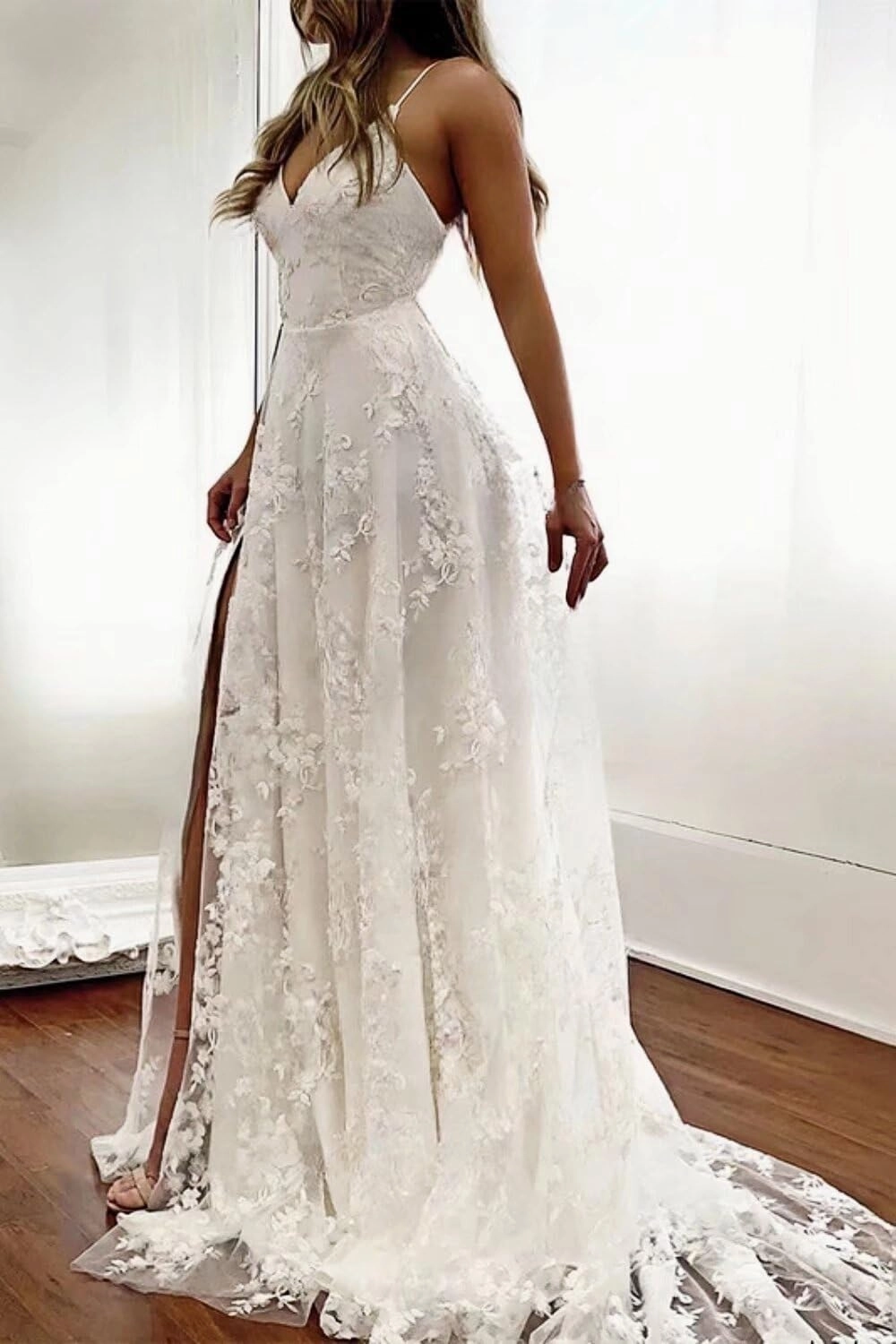Boho V Neck Wedding Dresses for Bride Lace Applique Sleeveless Long Train A Line Bridal Ball Gowns with Slit