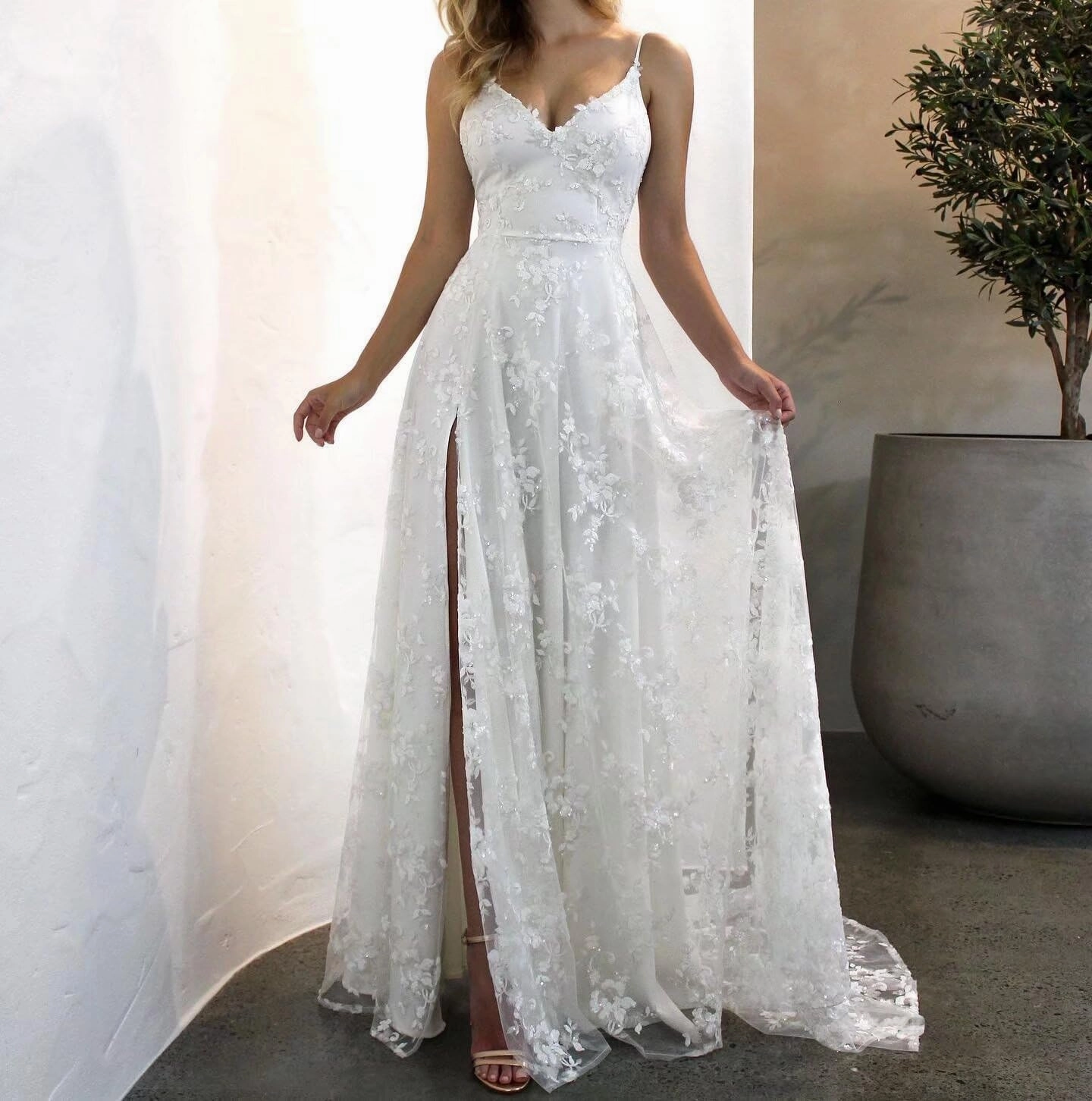 Boho V Neck Wedding Dresses for Bride Lace Applique Sleeveless Long Train A Line Bridal Ball Gowns with Slit