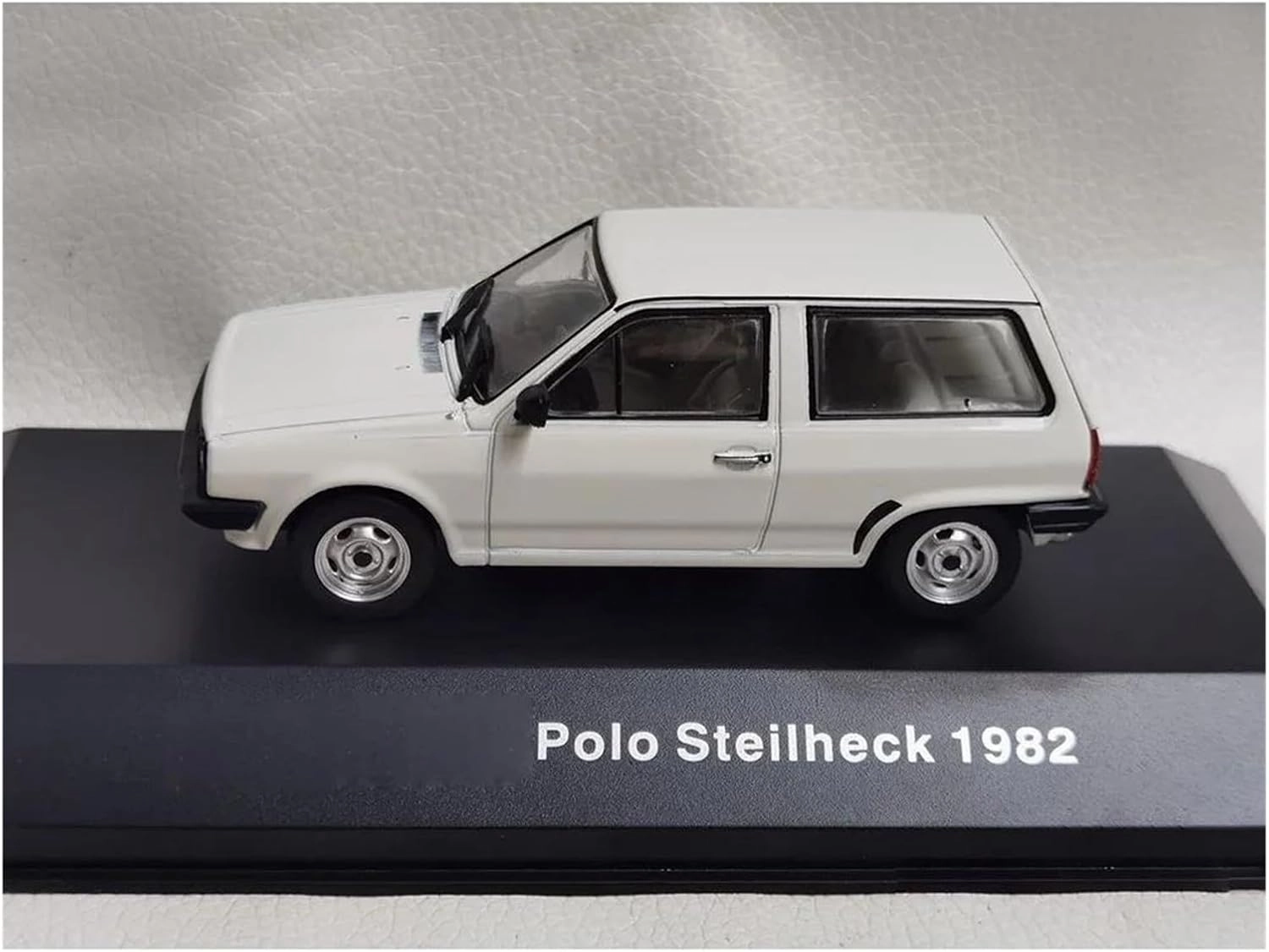 Metal Die Cast Toy Cars 1/43 Scale for Vw Polo Steilheck 1982 Alloy Die-cast Classic Car Model Hobby Collection Retro Ornaments White for Home Or Office Décor