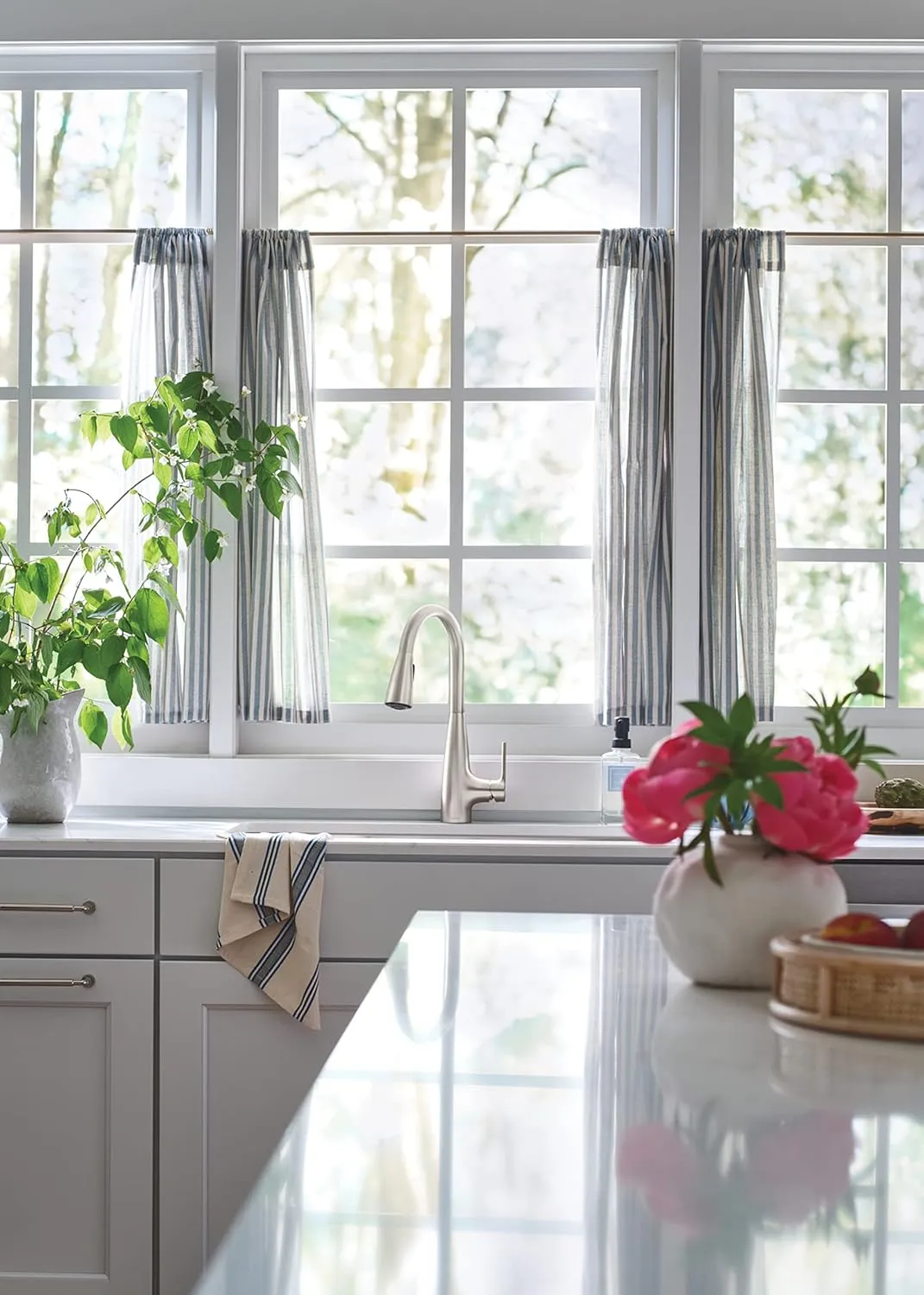 Moen Haelyn Spot Resist Stainless Touchless Single-Handle Pulldown Sprayer Kitchen Faucet with Soap Dispenser, Features Power Clean for a Faster Wash, 87627EWSRS