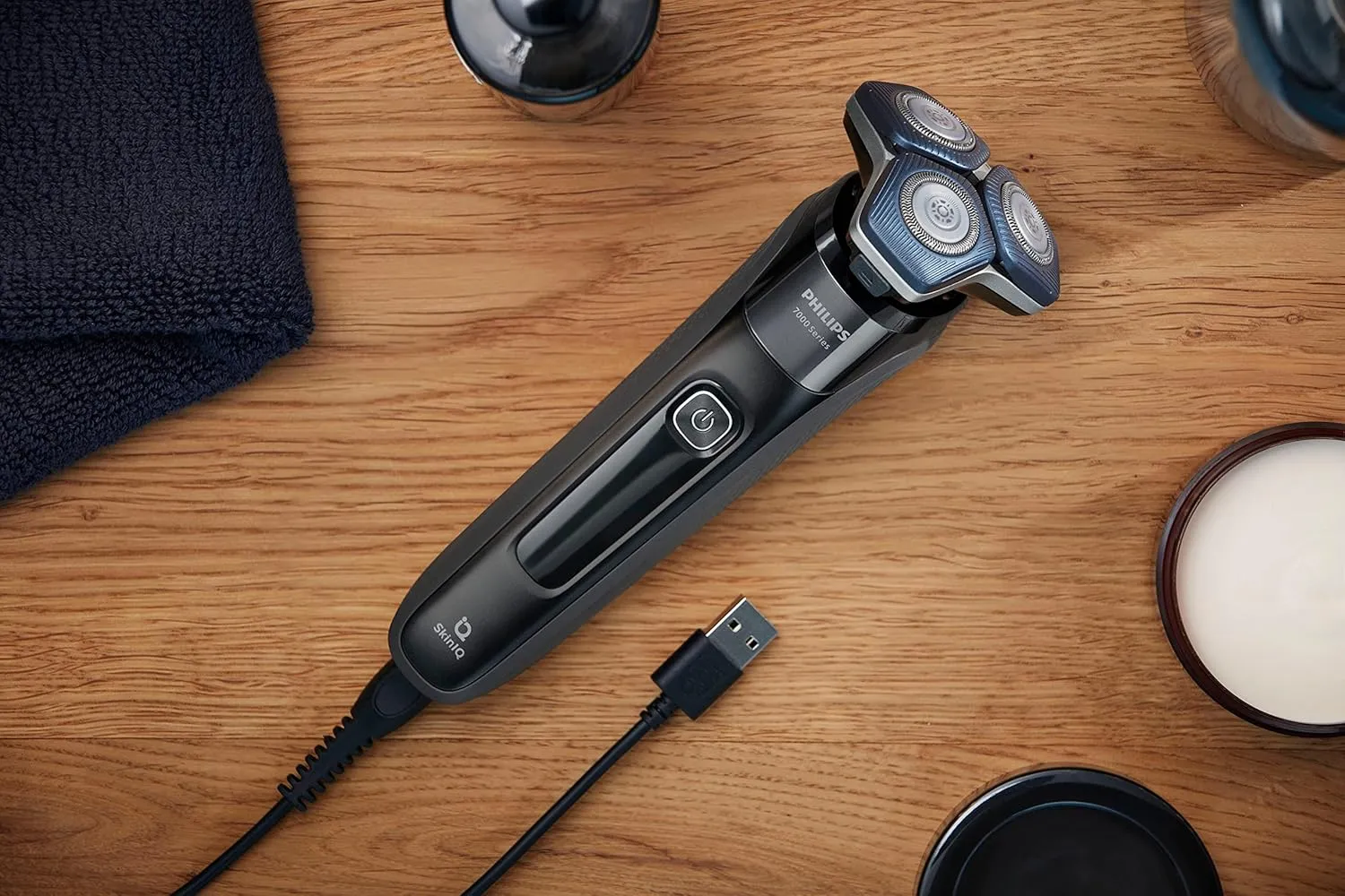 Philips Norelco Shaver 7600, Rechargeable Wet & Dry Electric Shaver with SenseIQ Technology, Quick Clean Pod, Travel Case & Pop-up Trimmer, S7886/84