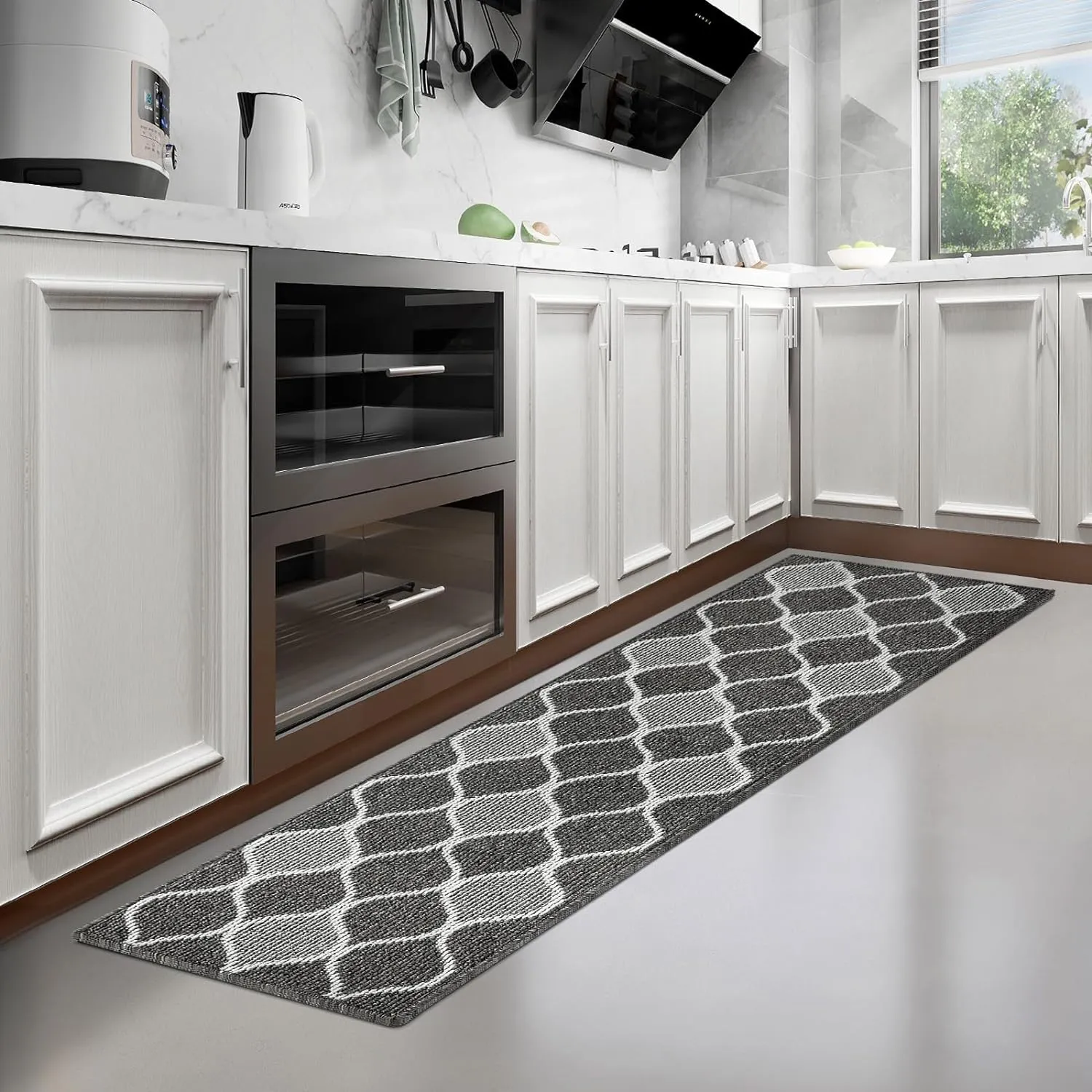 Villsure Kitchen Rugs and Mats, Non Skid Kitchen Runner Rug Absorbent Resist Dirt Kitchen Floor Mat Comfort Standing Mat Made of 100% Polypropylene Machine Washable,17.7"x59",Black